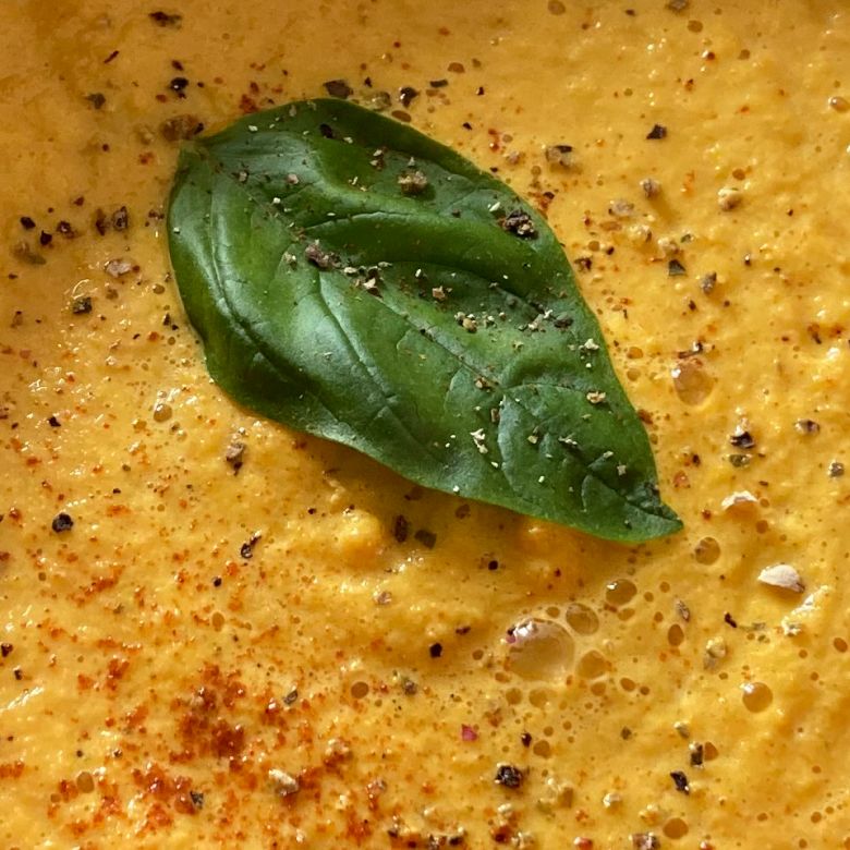 Photo zoom de soupe crue et chaude de carottes